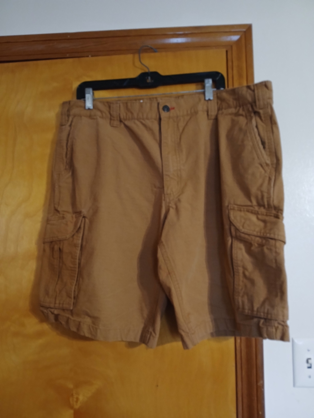 Eddie Bauer Men's Cargo Shorts in Tan